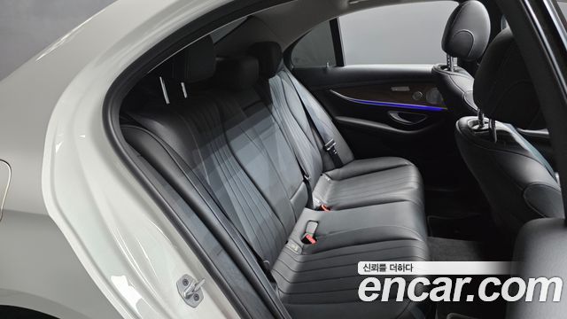 Mercedes-Benz E-Class 2019 — photo 17