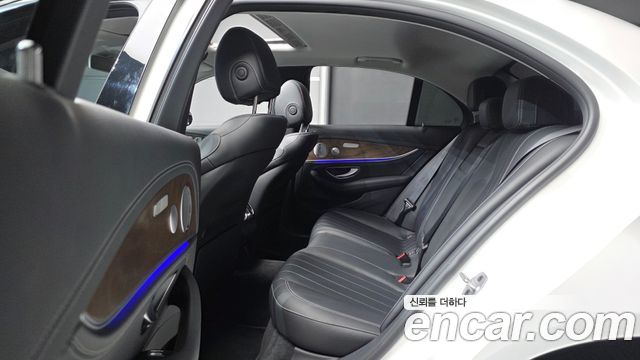 Mercedes-Benz E-Class 2019 — photo 18