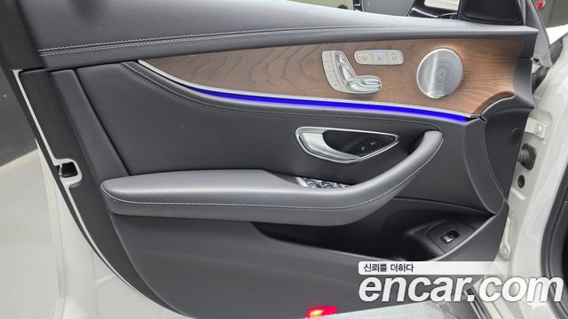 Mercedes-Benz E-Class 2019 — photo 14