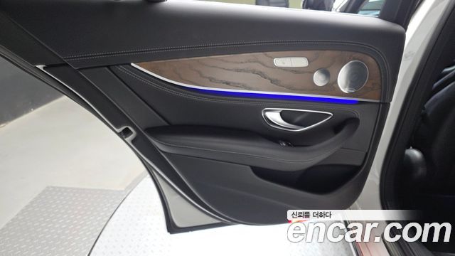 Mercedes-Benz E-Class 2019 — photo 15