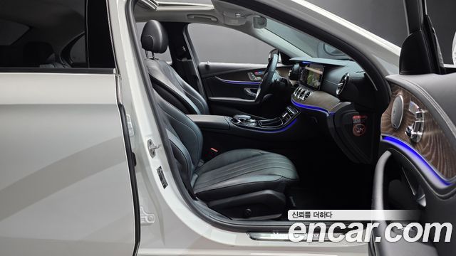Mercedes-Benz E-Class 2019 — photo 16