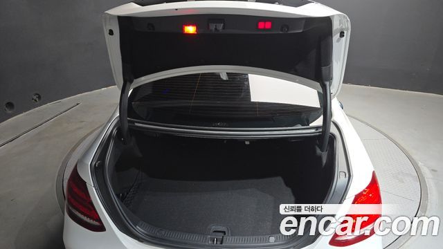 Mercedes-Benz E-Class 2019 — photo 33