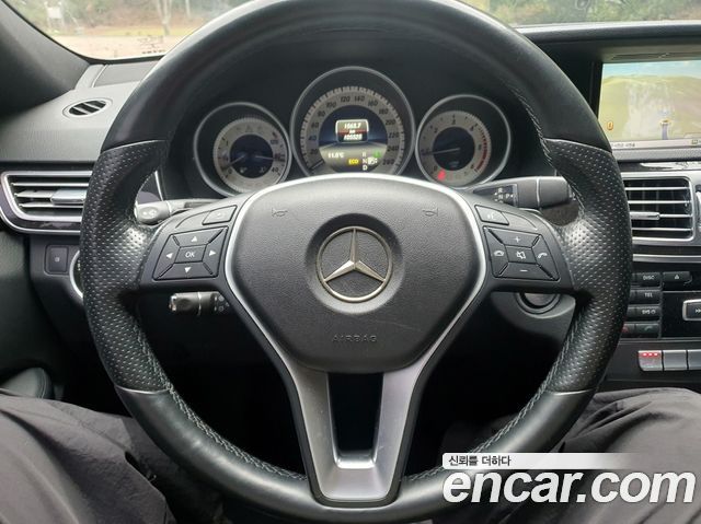 Mercedes-Benz E-Class 2014 — photo 11