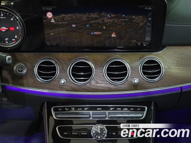 Mercedes-Benz E-Class 2020 — photo 11