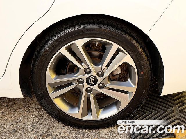 Hyundai AVANTE 2018 — photo 8