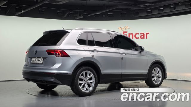 Volkswagen Tiguan 2018 — photo 2