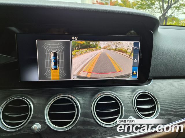 Mercedes-Benz E-Class 2017 — photo 11