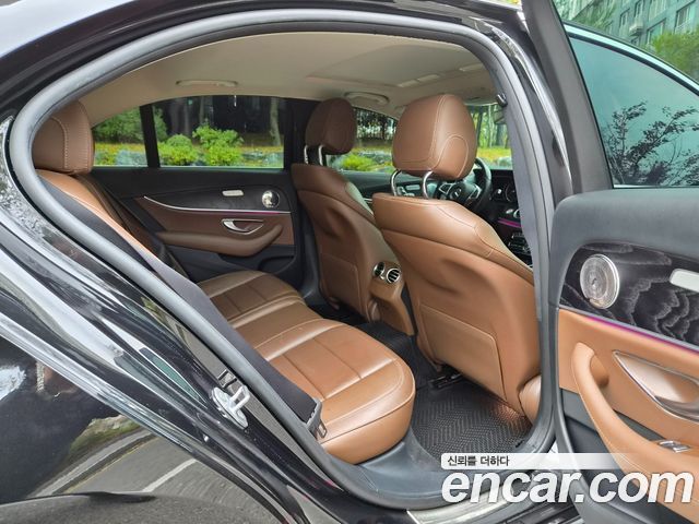 Mercedes-Benz E-Class 2017 — photo 14