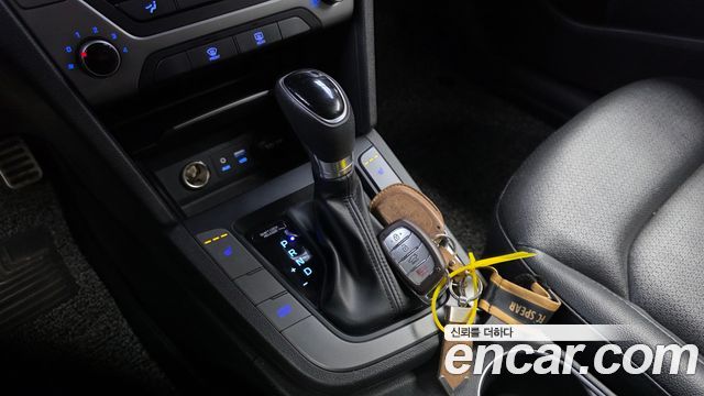 Hyundai AVANTE 2018 — photo 12