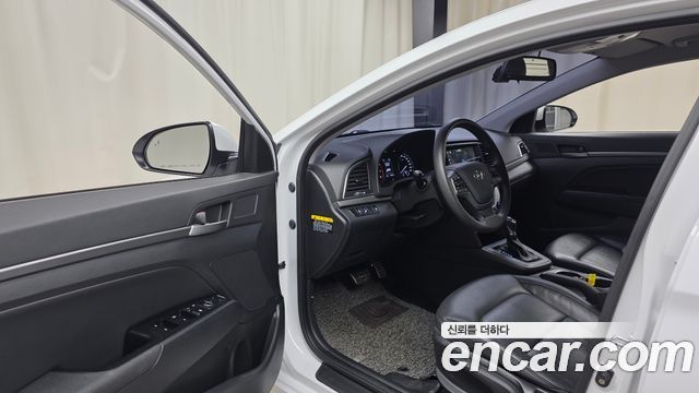 Hyundai AVANTE 2018 — photo 13