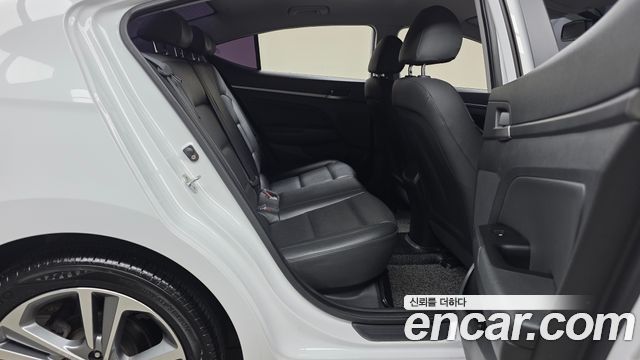 Hyundai AVANTE 2018 — photo 17