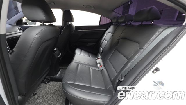 Hyundai AVANTE 2018 — photo 18