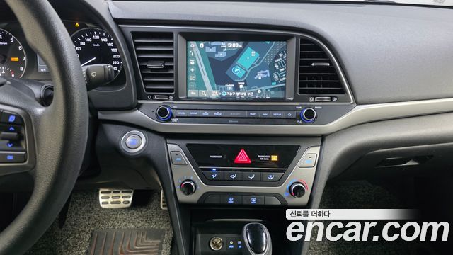 Hyundai AVANTE 2018 — photo 20
