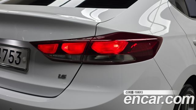 Hyundai AVANTE 2018 — photo 9