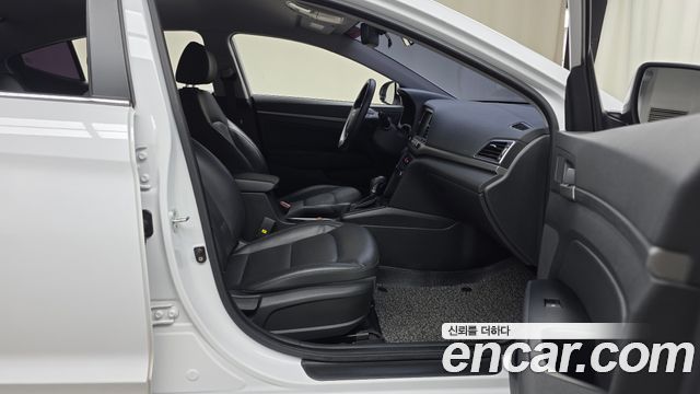 Hyundai AVANTE 2018 — photo 16