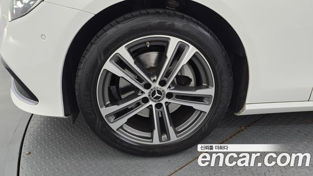 Mercedes-Benz E-Class 2023 — photo 5