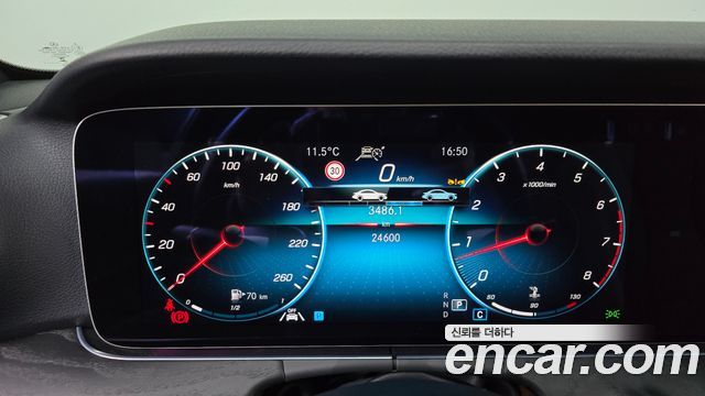 Mercedes-Benz E-Class 2023 — photo 11