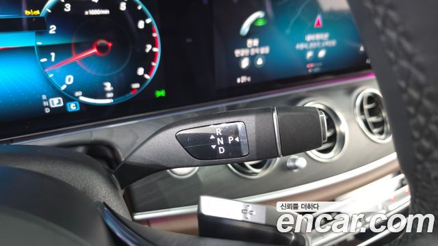 Mercedes-Benz E-Class 2023 — photo 12