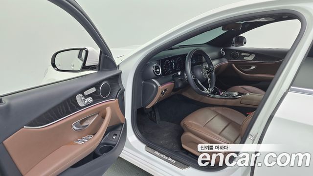 Mercedes-Benz E-Class 2023 — photo 13