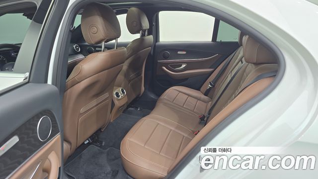 Mercedes-Benz E-Class 2023 — photo 17