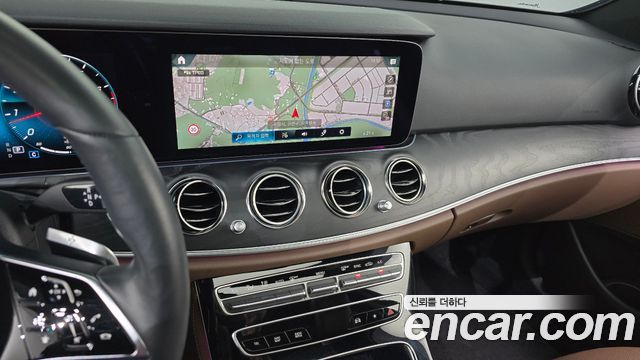 Mercedes-Benz E-Class 2023 — photo 18