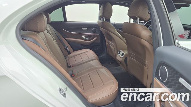 Mercedes-Benz E-Class 2023 — photo 26