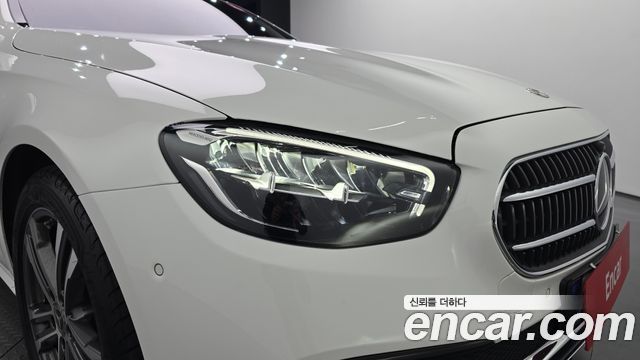 Mercedes-Benz E-Class 2023 — photo 8