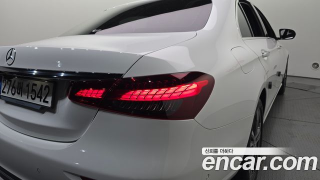 Mercedes-Benz E-Class 2023 — photo 9