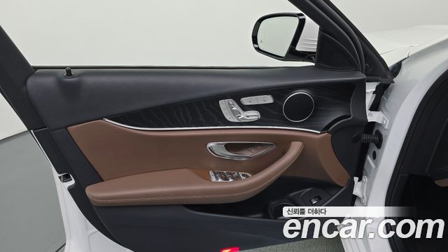 Mercedes-Benz E-Class 2023 — photo 14