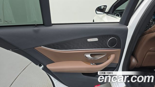 Mercedes-Benz E-Class 2023 — photo 15