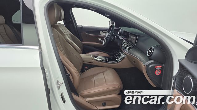 Mercedes-Benz E-Class 2023 — photo 16