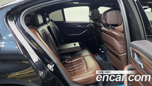BMW 5-Series 2017 — photo 12