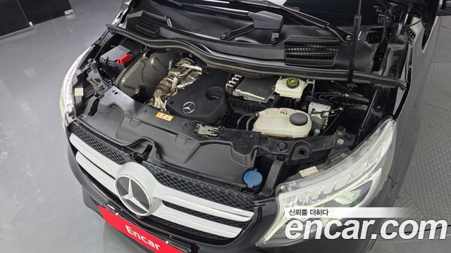 Mercedes-Benz V-Class 2021 — photo 6
