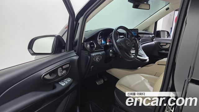 Mercedes-Benz V-Class 2021 — photo 10