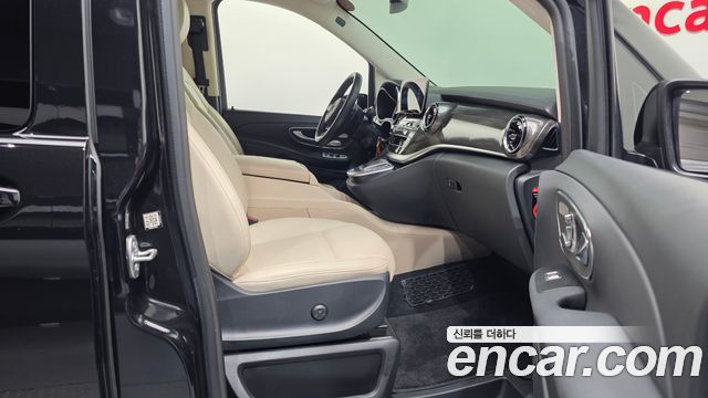 Mercedes-Benz V-Class 2021 — photo 11