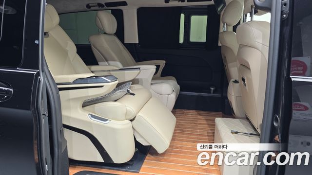 Mercedes-Benz V-Class 2021 — photo 12
