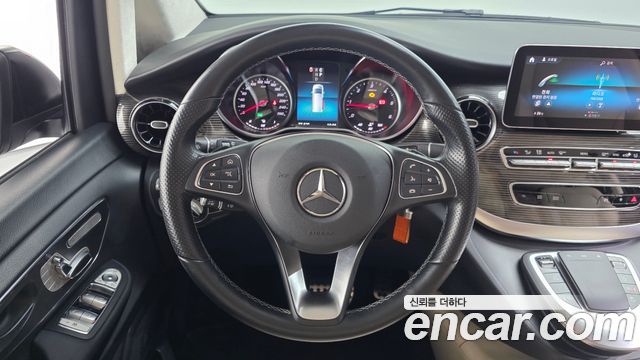 Mercedes-Benz V-Class 2021 — photo 13