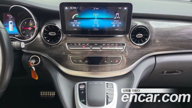 Mercedes-Benz V-Class 2021 — photo 14
