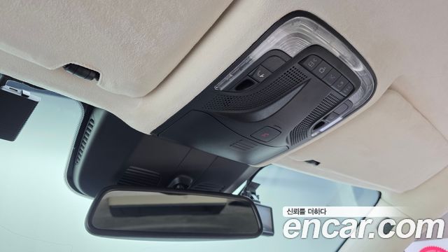 Mercedes-Benz V-Class 2021 — photo 16