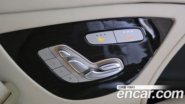 Mercedes-Benz V-Class 2021 — photo 17