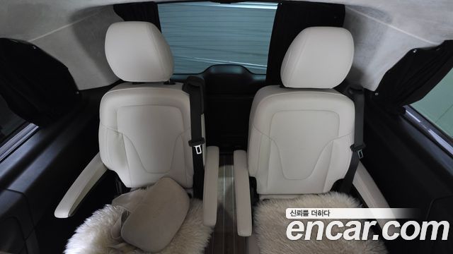 Mercedes-Benz V-Class 2021 — photo 19