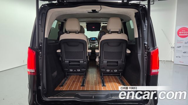 Mercedes-Benz V-Class 2021 — photo 20