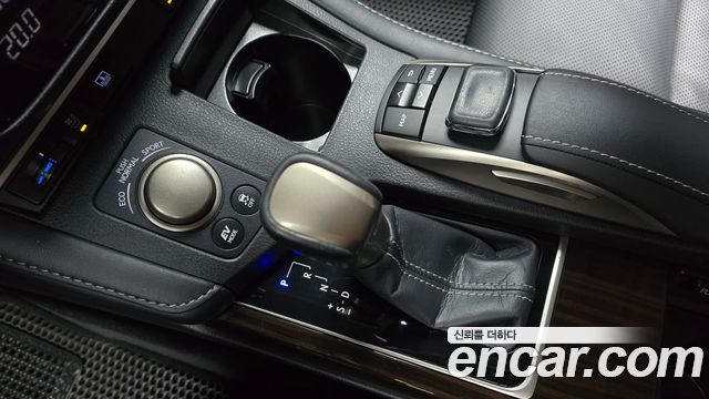 Lexus ES 2017 — photo 12