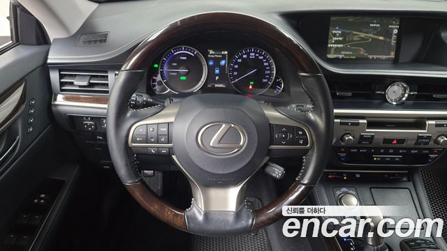 Lexus ES 2017 — photo 18