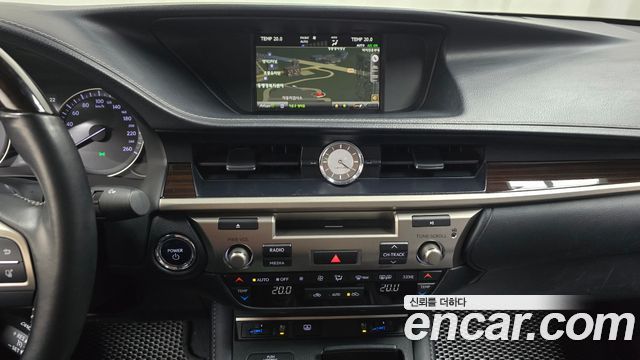 Lexus ES 2017 — photo 19