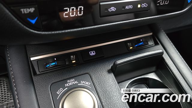 Lexus ES 2017 — photo 21