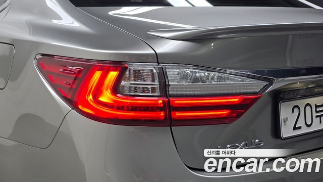 Lexus ES 2017 — photo 9