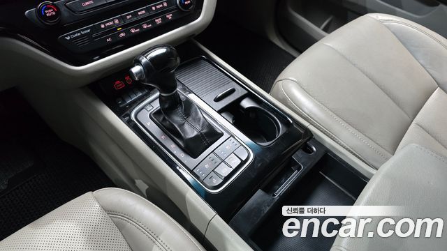 Kia Canival 2015 — photo 9