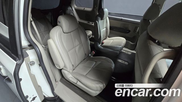 Kia Canival 2015 — photo 11