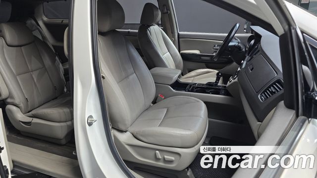 Kia Canival 2015 — photo 12